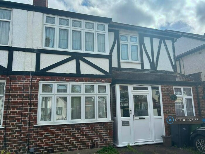 4 Bedroom Semi-Detached House To Rent In Brockenhurst Avenue, Worcester Park, KT4