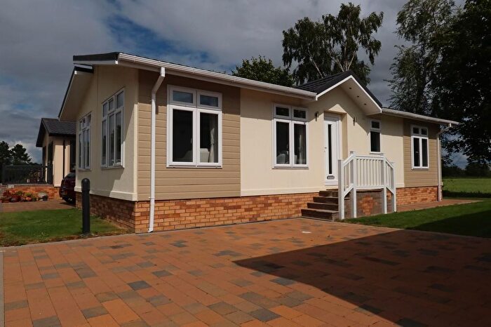 2 Bedroom Mobile/park Home For Sale In York Road, Elvington, York, YO41