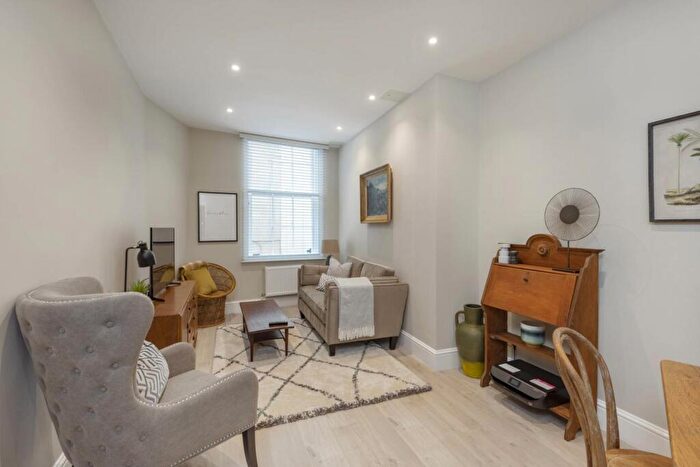 2 Bedroom Apartment To Rent In Flat, Union Passage, BA1