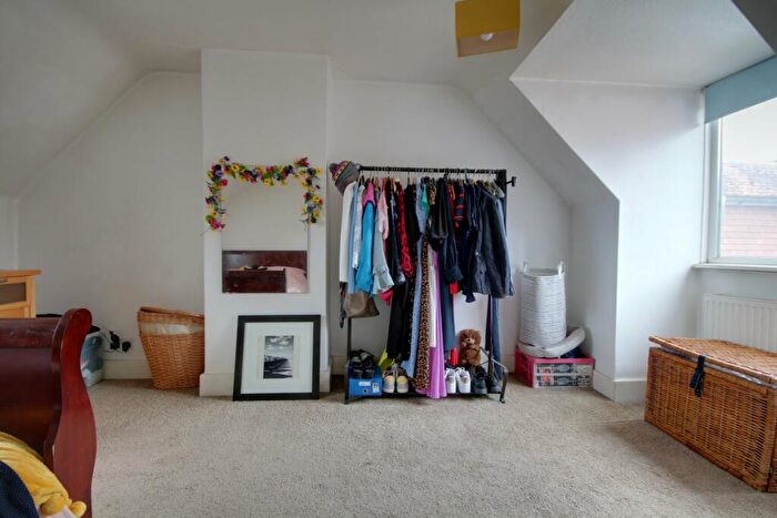 2 Bedroom Flat For Sale In Old Woking Road, West Byfleet, Surrey, KT14