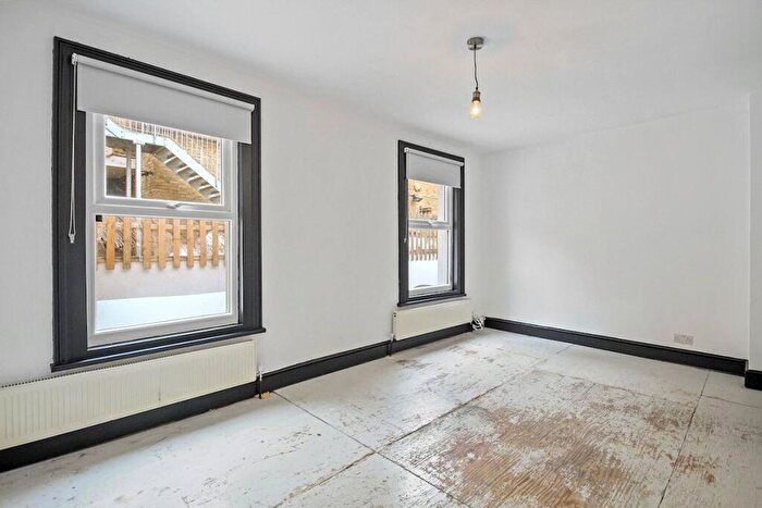 3 Bedroom Apartment To Rent In Brett Road, London, E8