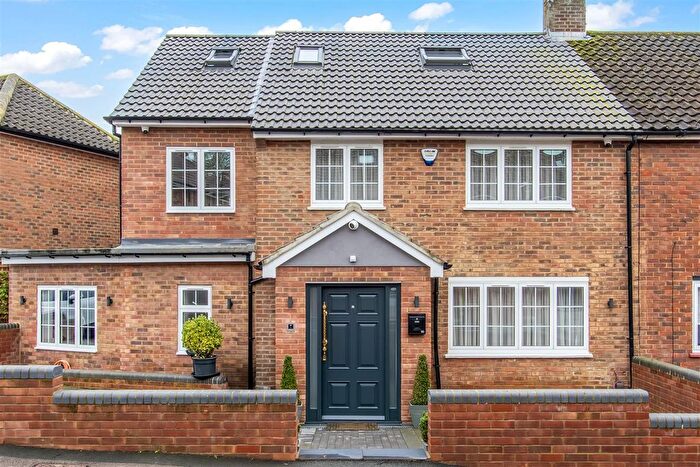 4 Bedroom Semi Detached House For Sale In Cedar Close, Potters Bar, EN6