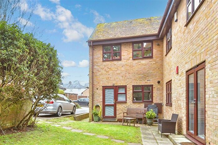 2 Bedroom Flat For Sale In Old Mill Close, Eynsford, Dartford, Kent, DA4