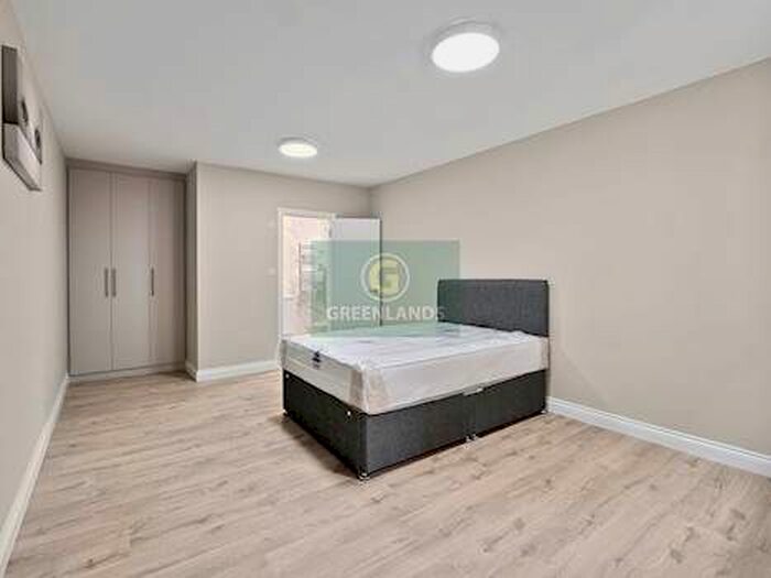 2 Bedroom Flat To Rent In Bethnal Green Road, Bethnal Green, E2