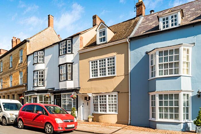 3 Bedroom House For Sale In Market Place, Woodstock, OX20
