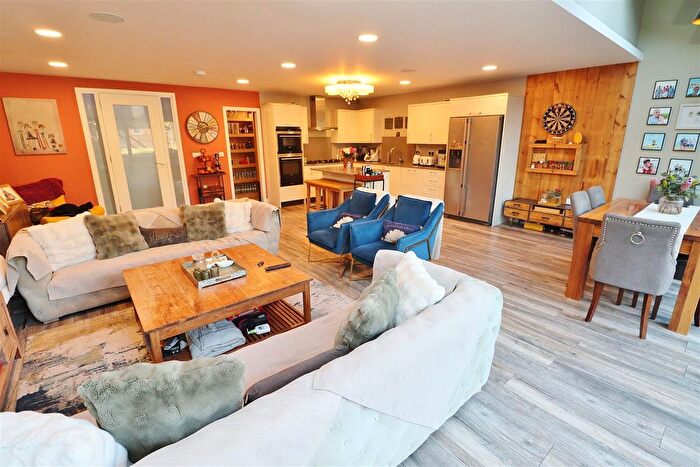 5 Bedroom Semi Detached House For Sale In Stanborough Avenue, Borehamwood, WD6