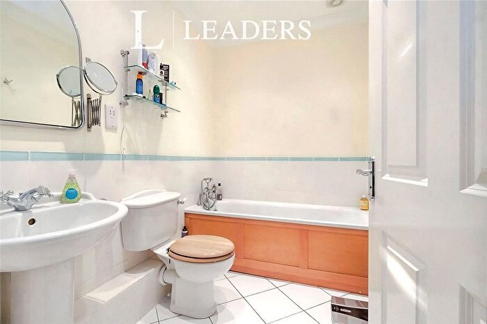 2 Bedroom Flat For Sale In Mapleton House, Mapleton Road, Four Elms, TN8