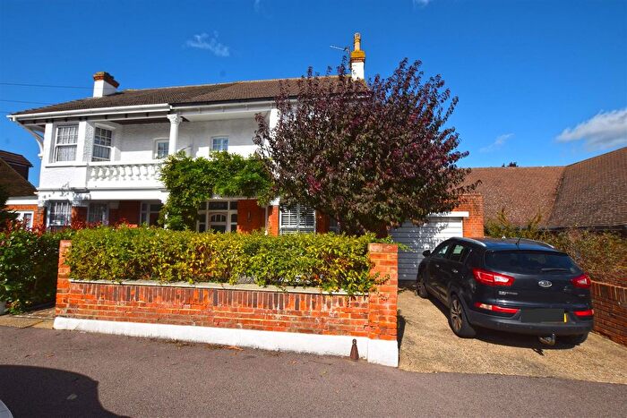 3 Bedroom Semi-Detached House For Sale In First Avenue, Gillingham, ME7