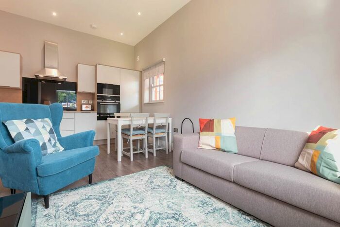 2 Bedroom Flat To Rent In West Lodge, Raddlebarn Road, Selly Oak, Birmingham, B29