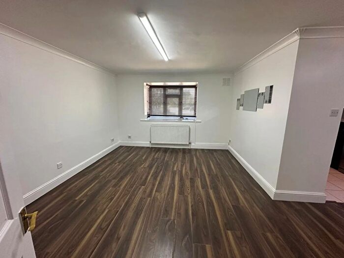 2 Bedroom Flat To Rent In Fenman Gardens, Ilford, IG3