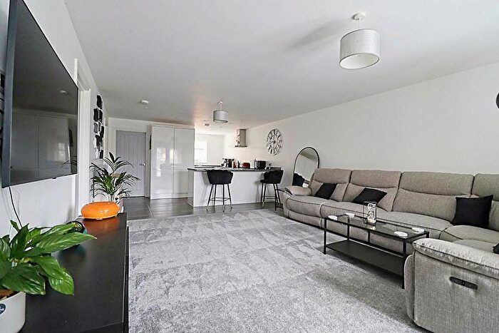 2 Bedroom Apartment For Sale In Halle Mews, South Benfleet, SS7