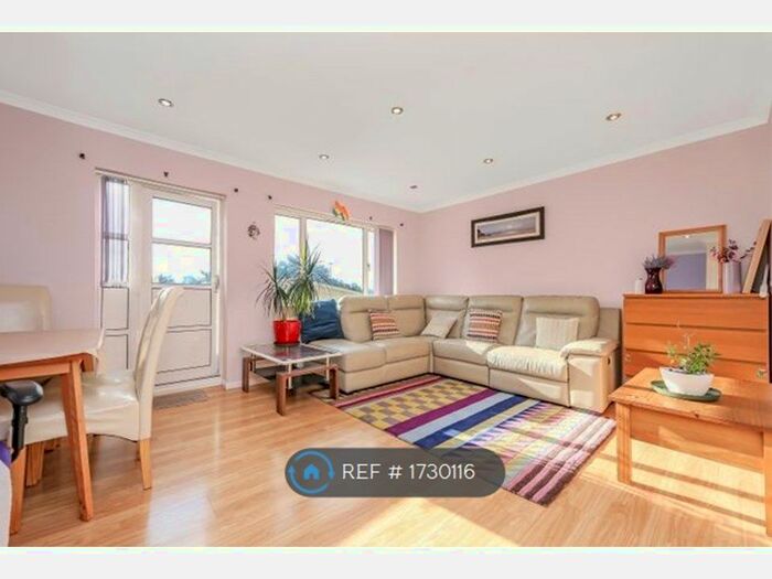 3 Bedroom Flat To Rent In Boston Manor Road, Brentford, TW8