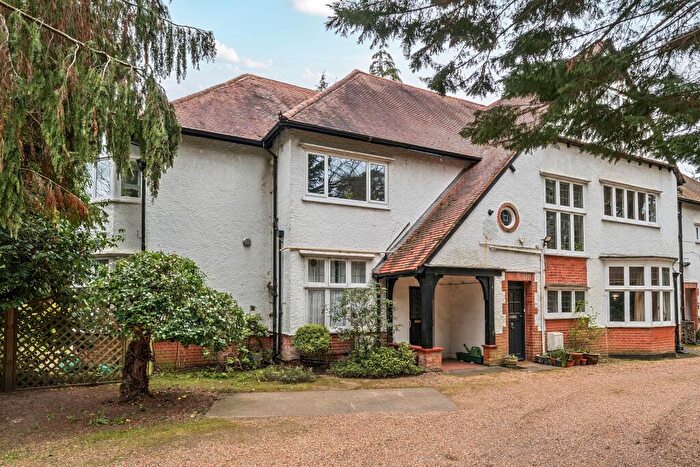 2 Bedroom Maisonette For Sale In Old Woking Road, West Byfleet, KT14