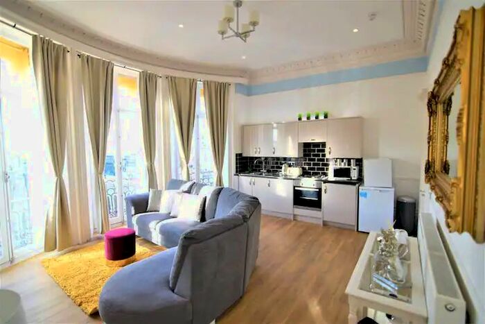 1 Bedroom Flat To Rent In Brunswick Place, Hove, BN3