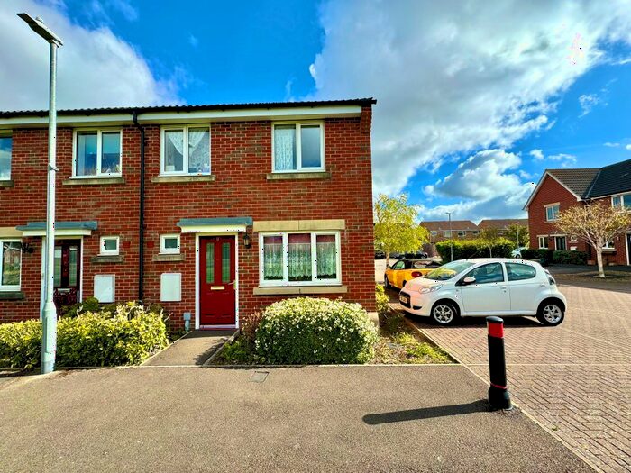 3 Bedroom Semi-Detached House To Rent In Worthington Close, Swindon, SN3