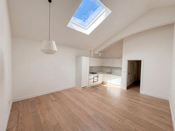 2 Bedroom Apartment For Sale In Clyde Square, Paisley Court, E14