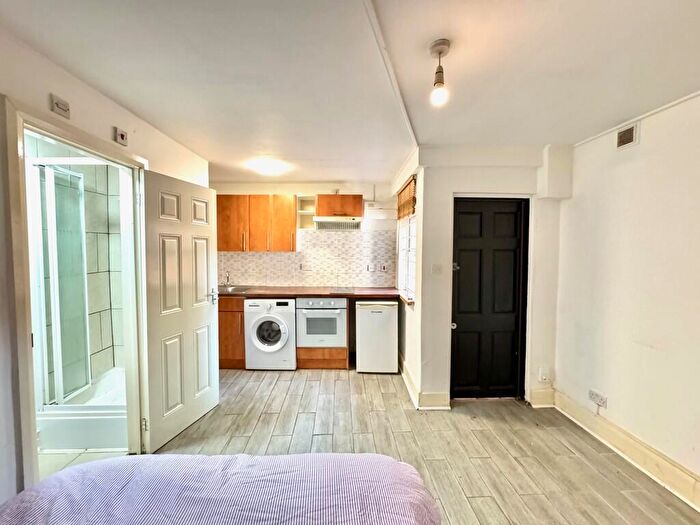 Apartment To Rent In West Green Road, London, N15
