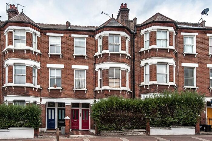 3 Bedroom Flat To Rent In Latchmere Road, Latchmere Road, SW11