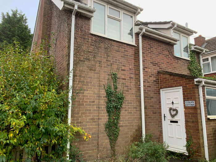 3 Bedroom Link Detached House To Rent In Grange Road, Bursledon, SO31