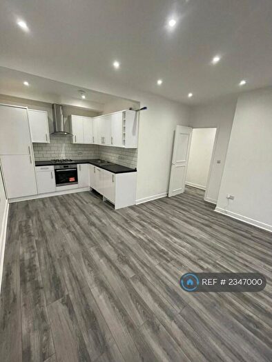 3 Bedroom Flat To Rent In Grand Parade, London, N4