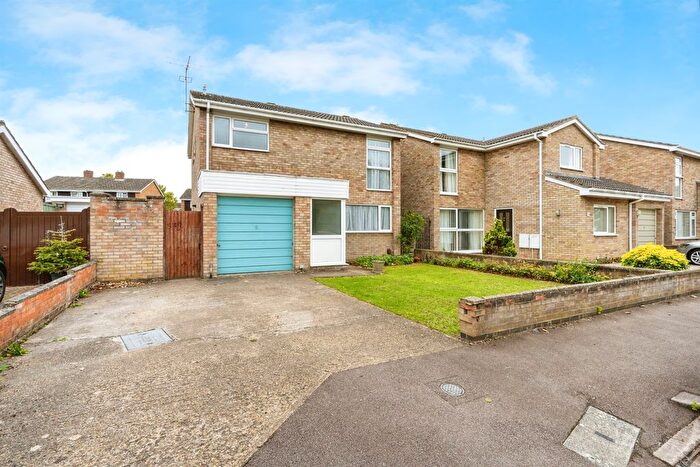 4 Bedroom Detached House For Sale In Restormel Close, Bedford, MK41