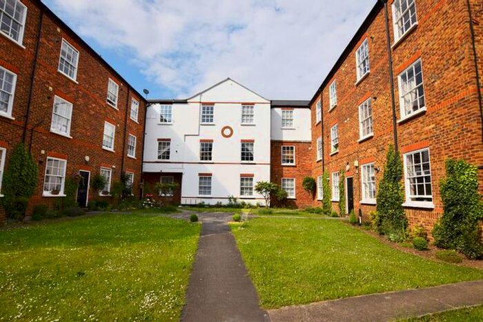 1 Bedroom Flat To Rent In Hampton Road, Teddington, TW11