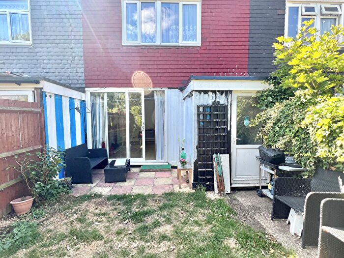 3 Bedroom Flat To Rent In Crocus Field, Barnet, EN5