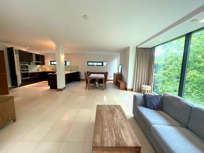 3 Bedroom Apartment To Rent In Woodsend, A Barlow Moor Road, M20