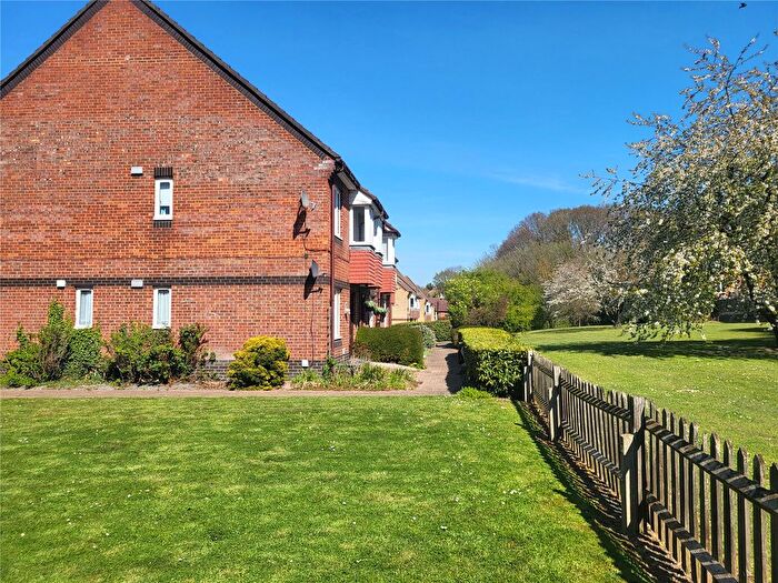 1 Bedroom Flat For Sale In Heatherbank Close, Crayford, Dartford, DA1