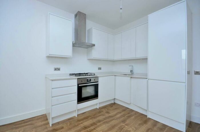 2 Bedroom Flat To Rent In Ballards Lane, North Finchley, London, N12