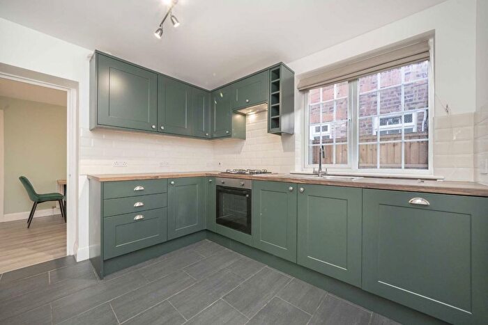 3 Bedroom Flat To Rent In Saxon Drive, London, W3