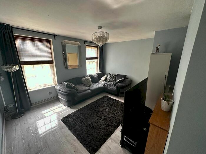 1 Bedroom Flat To Rent In Walnut Tree Walk, London, SE11