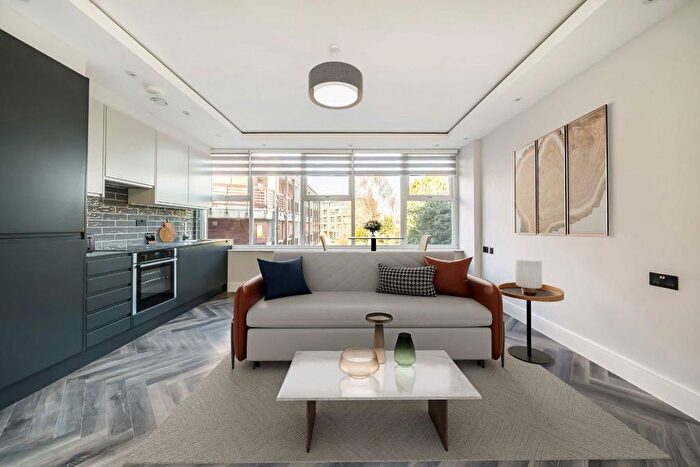 1 Bedroom Flat For Sale In Baker Street, Weybridge, KT13