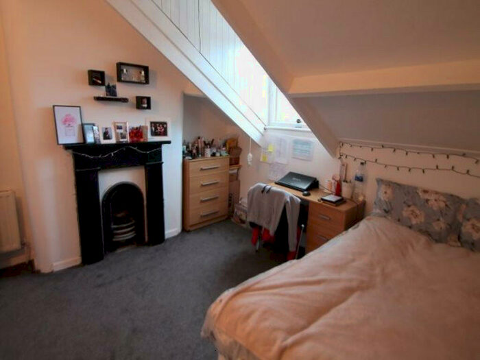 3 Bedroom House To Rent In Woodsley Road, Leeds, LS3