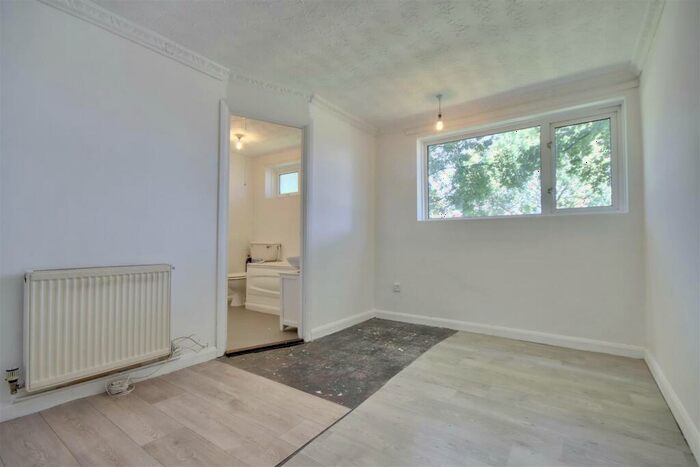 1 Bedroom Flat For Sale In Longfield Avenue, Fareham, PO14
