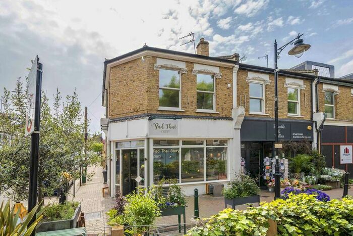 3 Bedroom Flat To Rent In Tonsley Hill, London, SW18