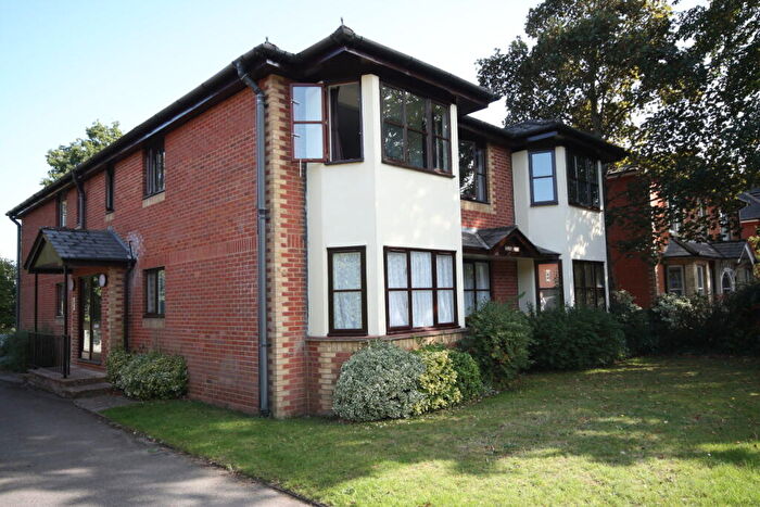 1 Bedroom Flat To Rent In Claremont Avenue, Woking, GU22