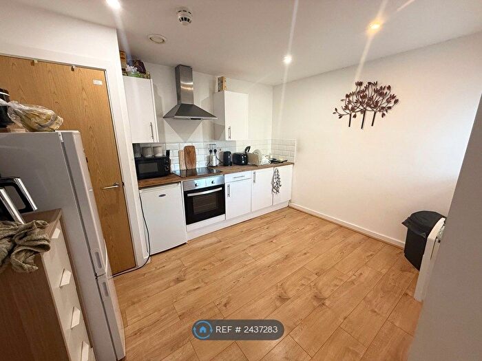 2 Bedroom Flat To Rent In Rivermill Court, Leeds, LS5