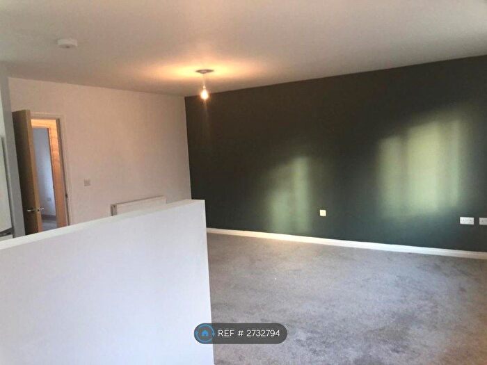 2 Bedroom Flat To Rent In Chestnut Lane, Leeds, LS14