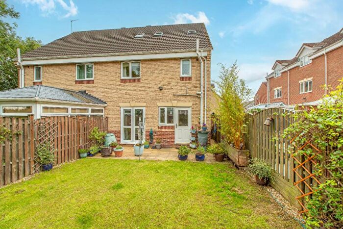 4 Bedroom Semi Detached House For Sale In Buttercup Way, Drighlington, BD11