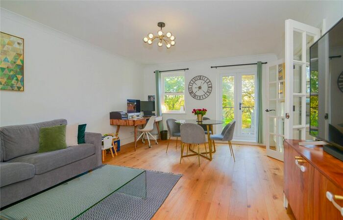 2 Bedroom Flat To Rent In Deerhurst Crescent, Hampton Hill, Hampton, TW12