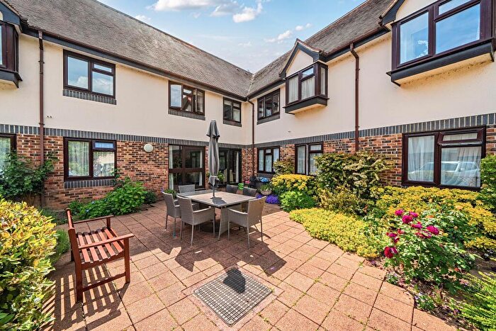 1 Bedroom Apartment For Sale In Abbey Court (Chertsey), Chertsey, KT16