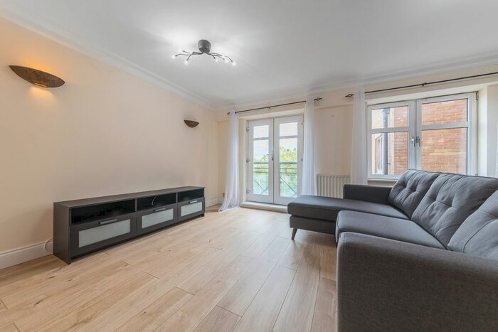 3 Bedroom Flat To Rent In Kingfisher Court, Swan Street, Borough, London, SE1