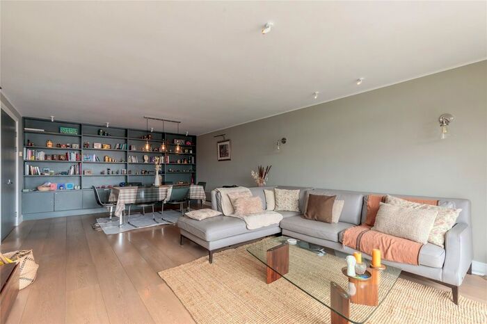 2 Bedroom Flat To Rent In Merganser Court, Star Place, E1W