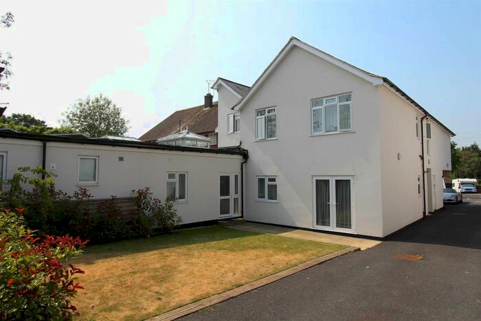 3 Bedroom Flat To Rent In Rayleigh Road, Eastwood, SS9