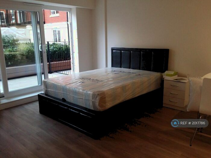 Studio To Rent In Goldhawk House, London, NW9