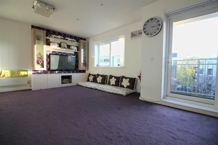 2 Bedroom Flat To Rent In Convent Way, Southall, UB2
