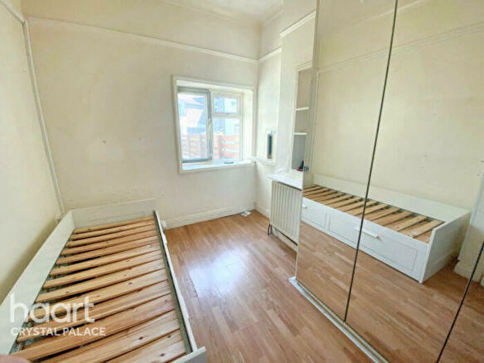 1 Bedroom Flat For Sale In Ground Floor Flat, Parish Lane, Penge, Crystal Palace, London, Greater London, SE20