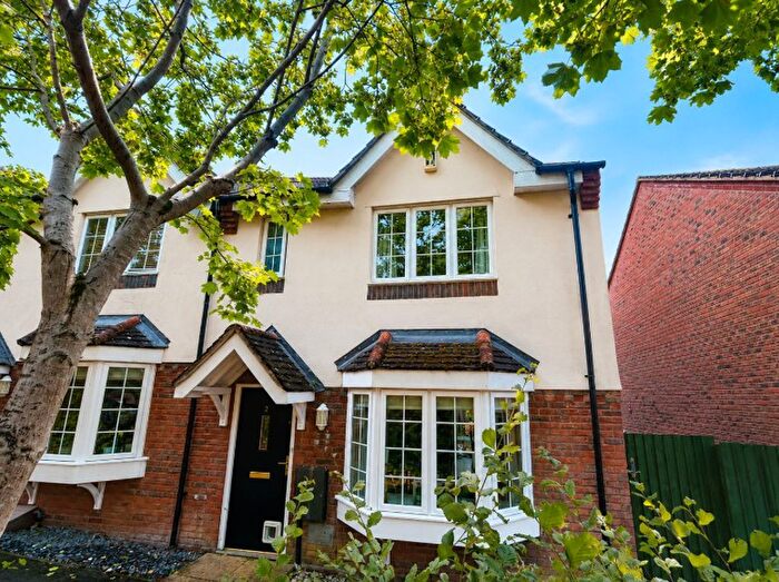 3 Bedroom End Of Terrace House For Sale In Barnet Close, Oakhill, Milton Keynes, MK5