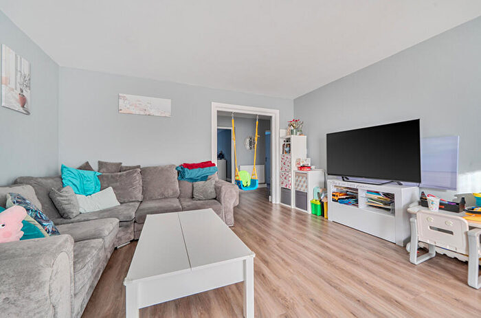 2 Bedroom Apartment For Sale In Lyonsdown Road, New Barnet, Barnet, EN5